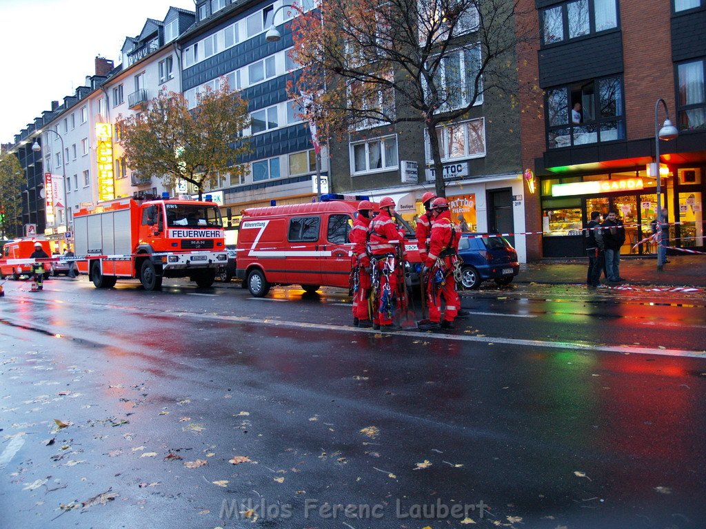 Sturm 3 Geruest droht auf die Strasse zu stuerzen Koeln Kalk Kalker Hauptstr   P047.JPG